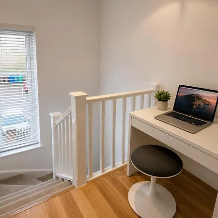 Large 5-Bed City Centre Townhouse With Secure Parking-3