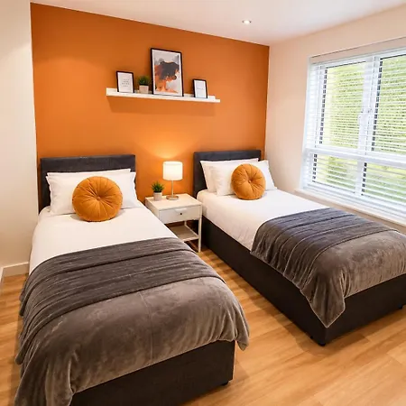 Large 5-Bed City Centre Townhouse With Secure Parking-2